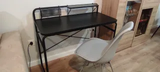 Mesa escritorio de diseño. Mesa y silla por 90.