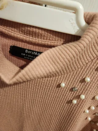 Jersey rosa cuello alto perlas