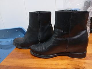 Botines negros con cremallera