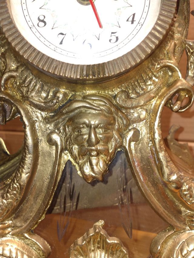 Reloj de sobremesa antiguo dorado