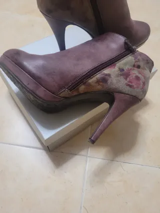 Botines de tacón con estampado floral