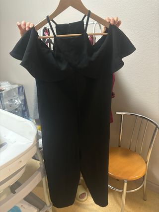 Mono negro hombros descubiertos