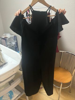 Mono negro hombros descubiertos