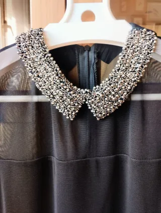 Vestido negro con pedrería y lazo