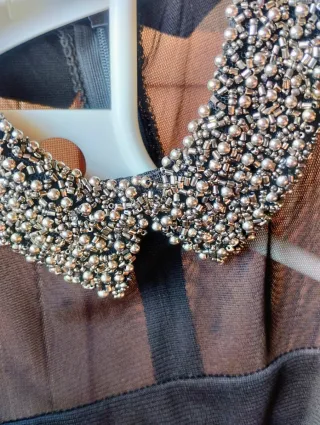 Vestido negro con pedrería y lazo