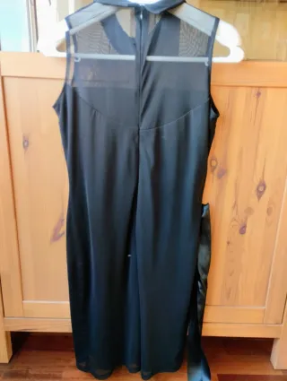Vestido negro con pedrería y lazo