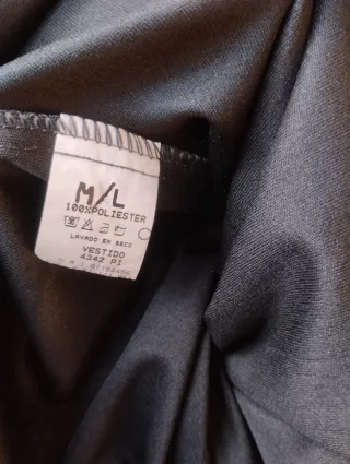 Vestido negro con pedrería y lazo