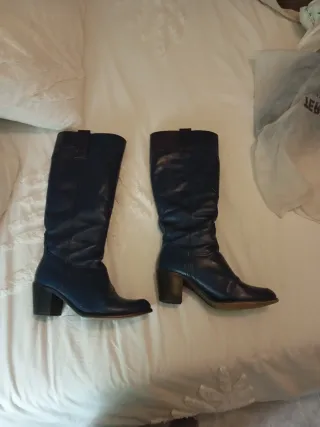 Botas altas de piel azul.
