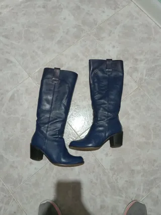 Botas altas de piel azul.