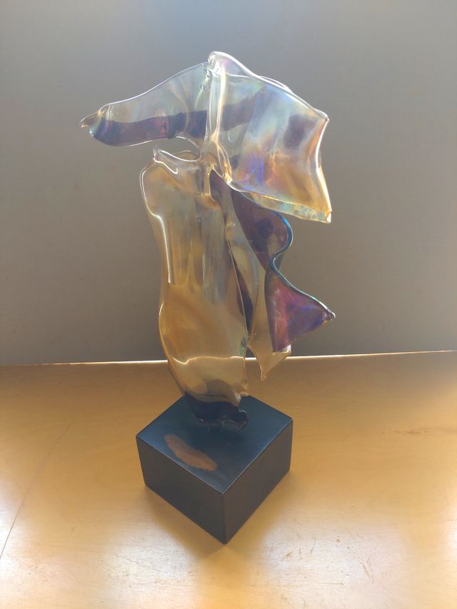 Scultura in vetro iridescente firmata