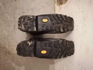 Botas de travesía negras y grises