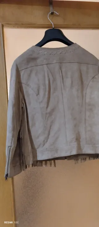 Cazadora ante flecos beige