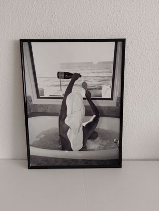 Lienzo mujer en bañera con copa