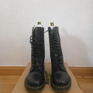 Stivali alti neri Dr. Martens. Nuovi nella loro scatola