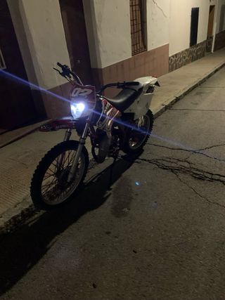 Moto de cross roja y blanca