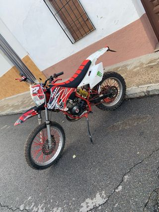 Moto de cross roja y blanca