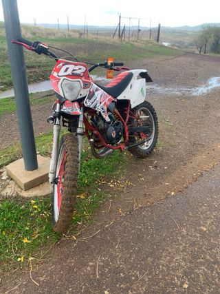 Moto de cross roja y blanca