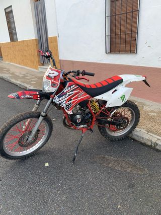 Moto de cross roja y blanca