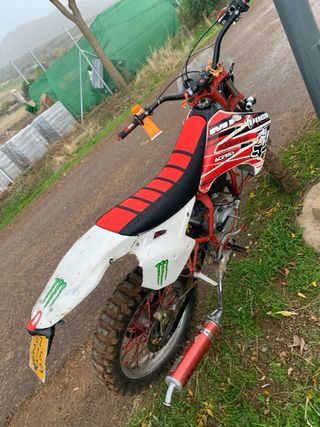 Moto de cross roja y blanca