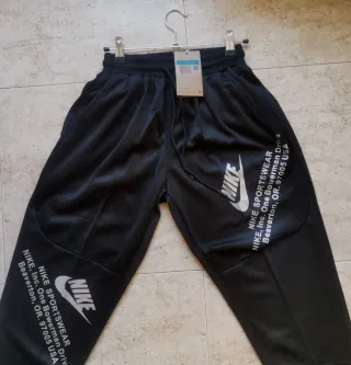 Chaqueta Nike Sportswear con detalles blancos