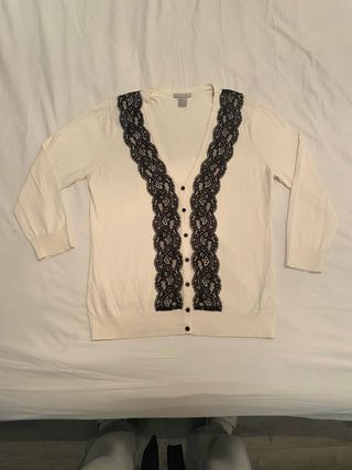 Cárdigan blanco con encaje negro elegante