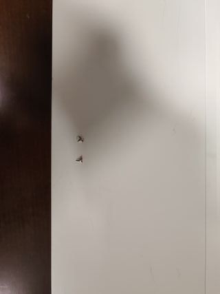 Perchero blanco con estantes y ganchos