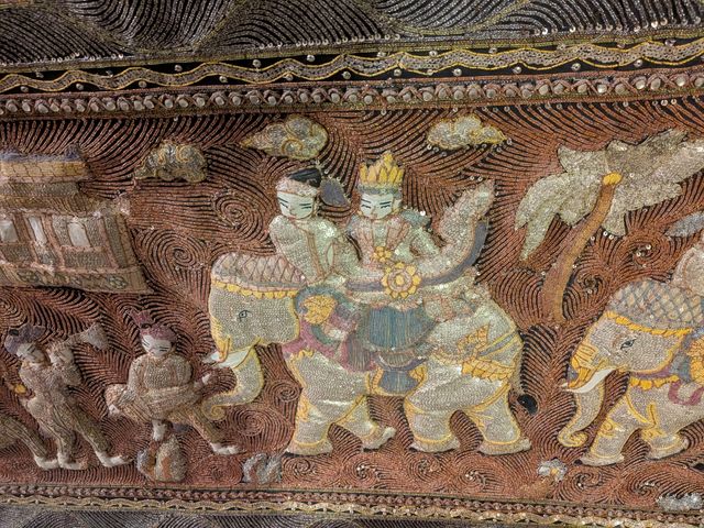 Tapiz Tailandés con Elefantes y Figuras, original