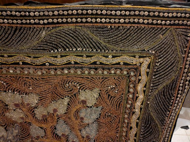 Tapiz Tailandés con Elefantes y Figuras, original