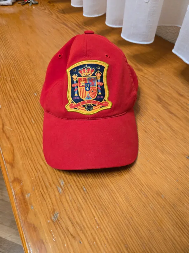 Gorra Roja con Escudo España