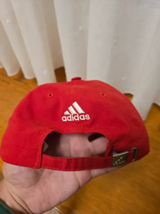 Gorra Roja con Escudo España