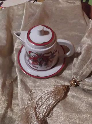Teiera vintage in porcellana con decori rossi