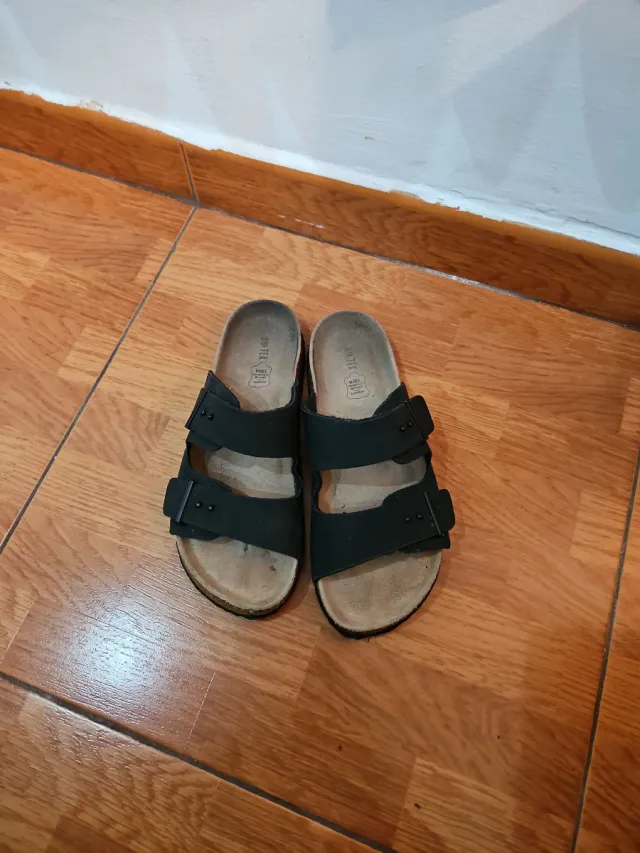 Sandali neri con due cinturini