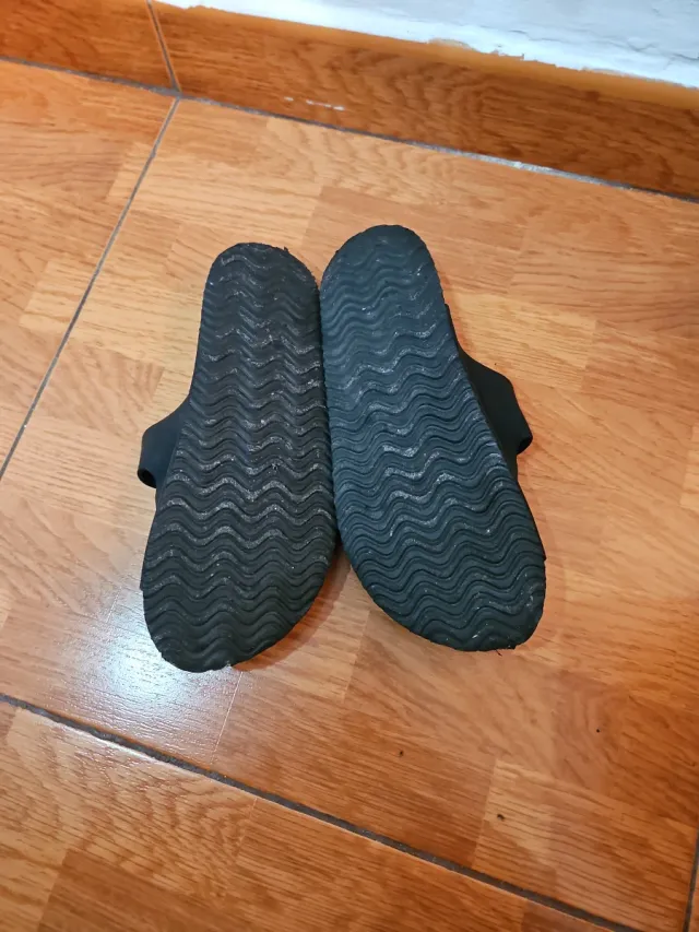 Sandali neri con due cinturini