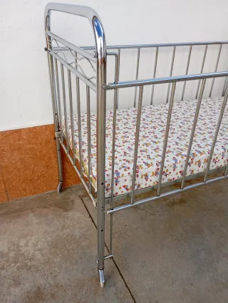 Cuna niquelada con colchón estampado110x60