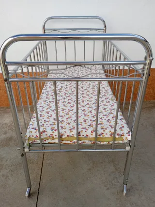 Cuna niquelada con colchón estampado110x60