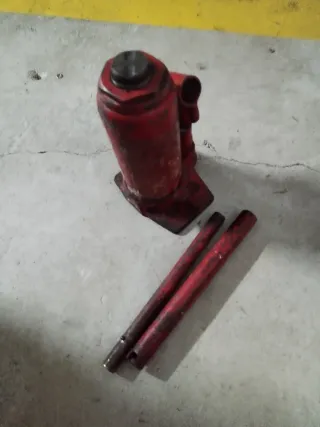 Gato hidráulico rojo