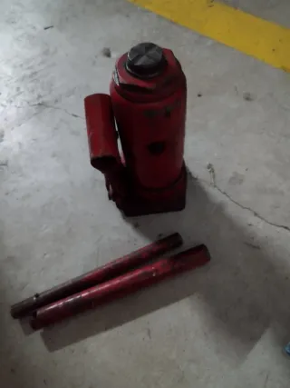 Gato hidráulico rojo