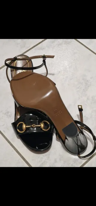 Sandali Gucci neri con morsetto oro