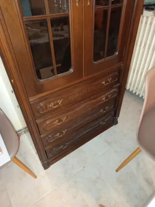 Mueble de madera con vitrina