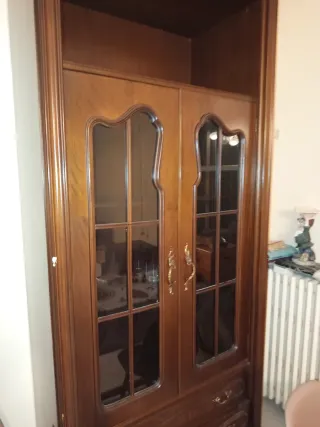 Mueble de madera con vitrina