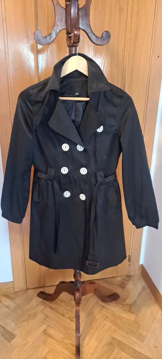 Gabardina negra con botones blancos