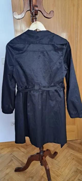 Gabardina negra con botones blancos