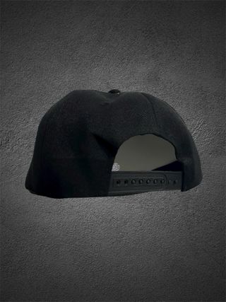 Gorra bordada negra “P” | Streetwear Retro 1973 |