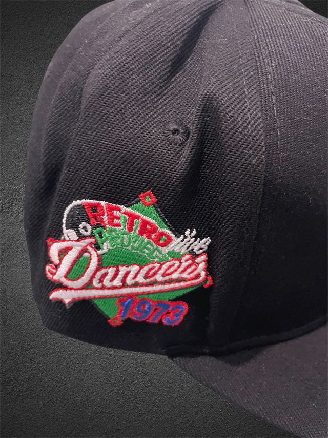 Gorra bordada negra “P” | Streetwear Retro 1973 |