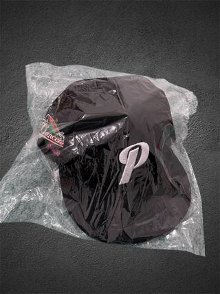 Gorra bordada negra “P” | Streetwear Retro 1973 |