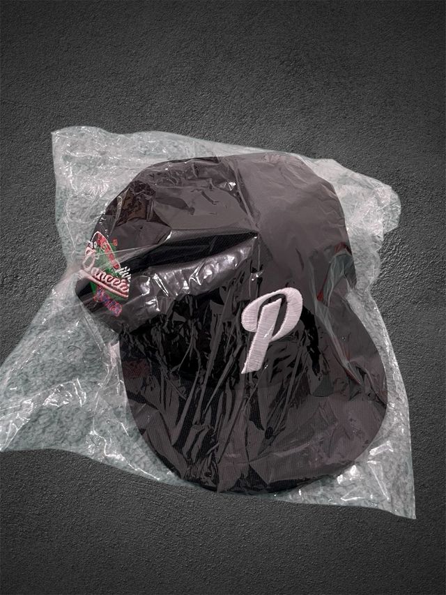 Gorra bordada negra “P” | Streetwear Retro 1973 |