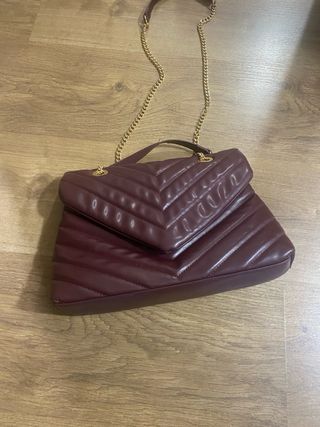 Bolso de mano morado con cadena dorada