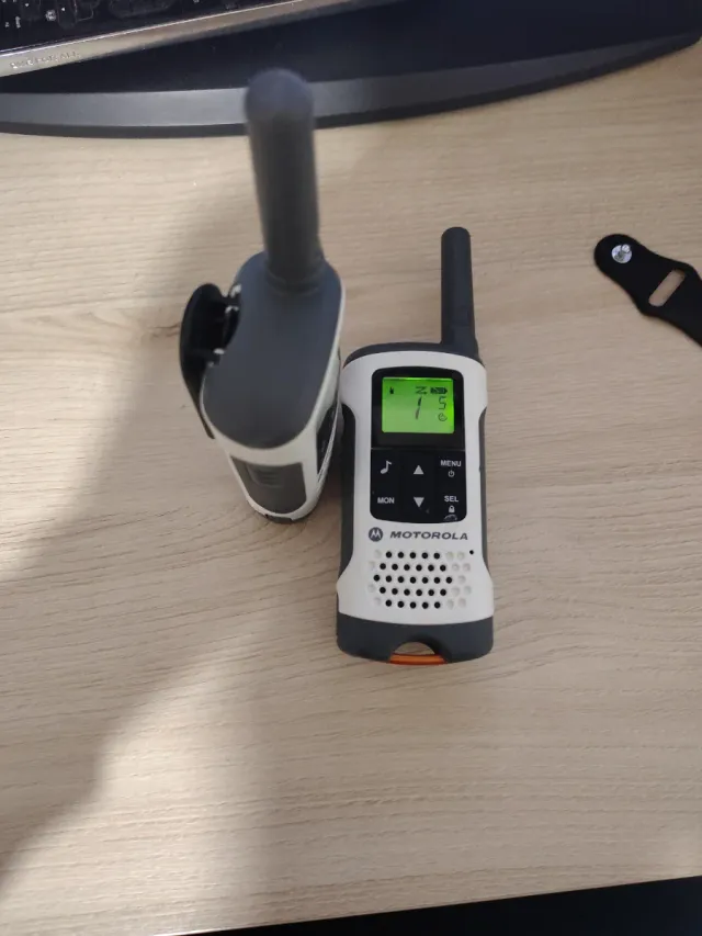2 Walkie Talkies Motorola TLKR