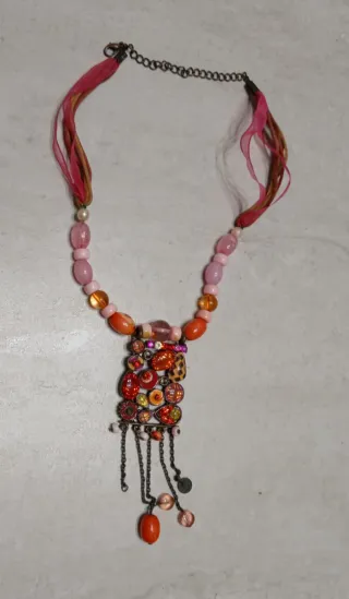 Collana con perline e nastri