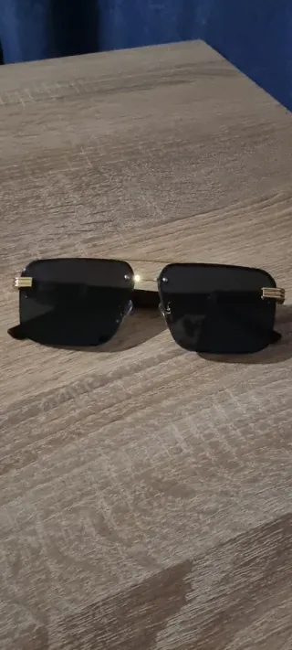 Gafas de sol cuadradas negras y doradas